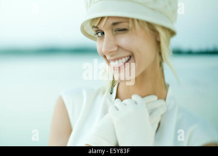 Jeune femme avec un clin d'at camera Banque D'Images
