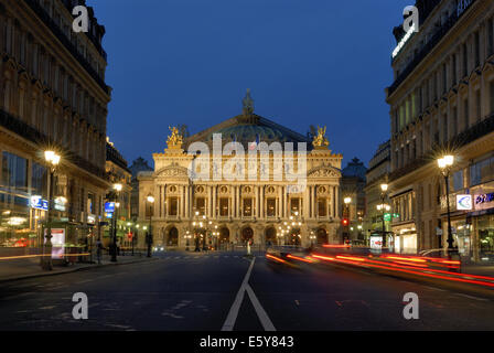 Au crépuscule de l'Opéra de Paris, Opéra National de Paris, Paris, France Banque D'Images