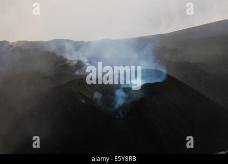 Sicile, Italie. 7 Août, 2014 éruption de l'Etna continue. L'Etna, en Sicile, Italie. Credit : Wead/Alamy Live News Banque D'Images