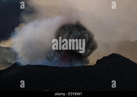 Sicile, Italie. 7 Août, 2014 éruption de l'Etna continue. L'Etna, en Sicile, Italie. Credit : Wead/Alamy Live News Banque D'Images