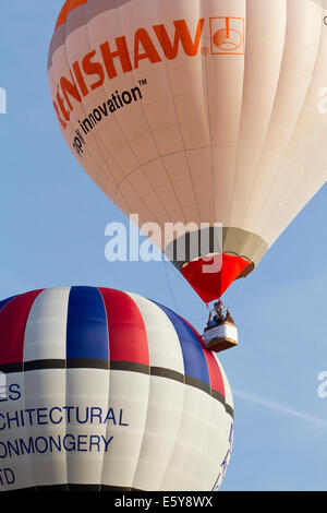 Bristol, Royaume-Uni. 8 Août, 2014. Deux montgolfières presque en collision au cours de soulever au Bristol International Balloon Fiesta Crédit : Keith Larby/Alamy Live News Banque D'Images