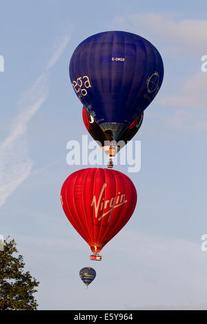 Bristol, Royaume-Uni. 8 Août, 2014. Soulever le ballon au cours de la Bristol International Balloon Fiesta Crédit : Keith Larby/Alamy Live News Banque D'Images