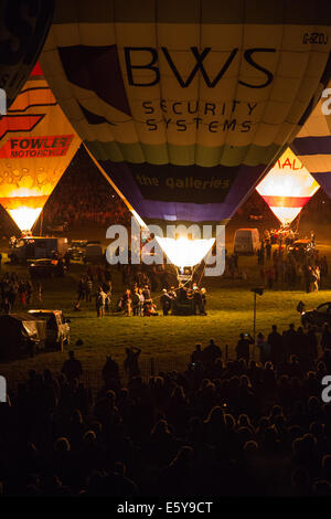 Bristol, Royaume-Uni le 7 août 2014. Le Bristol Balloon Fiesta annuelle effectue la fameuse nuit glow événement. Plus de 30 l'équipe de ballooning Banque D'Images