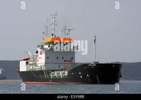 Durban, Afrique du Sud. 8 Août, 2014. La drague, Italeni grab hopper arrive à Durban sur son voyage inaugural de la chantiers bulgare où elle a été construite. Le navire est le deuxième de trois dragues que l'IHC Merwede constructeur néerlandais a été le contrat de construction de l'Afrique du Sud pour l'Autorité Portuaire de Transnet. Il est à 62 mètres de long et 15 mètres de large avec une jauge brute de 1000 tonnes et un port en lourd de 1490 tonnes. Italeni, qui peut transporter 750 mètres cubes de déblais de dragage doit encore avoir son crane équipé. Credit : Giordano Stolley/Alamy Live News Banque D'Images