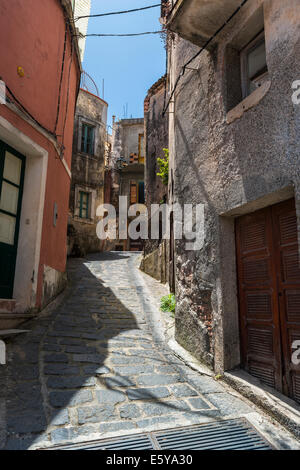 Ruelle typique dans village sicilien de Forza d'Agro, Sicile Banque D'Images