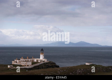 Neist Point Lighthouse sur l'île de Skye avec Benbecula et South Uist en arrière-plan à travers la petite Minch Banque D'Images