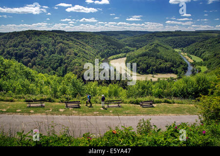 Tombeau du Géant, Hill à l'intérieur d'un méandre de la Semois à Botassart dans les Ardennes Belges, Belgique Banque D'Images