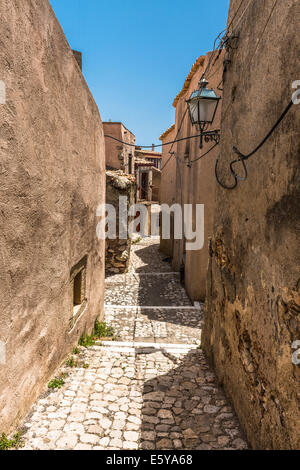 Ruelle typique dans village sicilien de Forza d'Agro, Sicile Banque D'Images