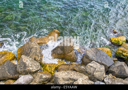 Vagues de la mer dans la roche, la côte de la mer Noire. Banque D'Images