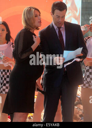 New York, New York, USA. 7e août, 2014. 'Aujourd'hui' show co-hôte SAVANNAH GUTHRIE et CARSON DALY artiste hip hop à IGGY AZALEA sur la performance "Aujourd'hui", qui ont eu lieu du Rockefeller Plaza. Credit : Nancy/Kaszerman ZUMA Wire/Alamy Live News Banque D'Images