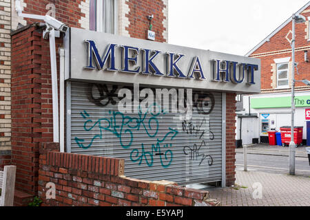 Mecque Hut restaurant à emporter avec des graffitis sur des volets métalliques, Reading, Berkshire, England, GB, au Royaume-Uni. Banque D'Images