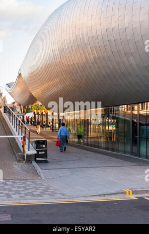 Station de bus réaménagé à Slough, Berkshire, England, GB, au Royaume-Uni. Conçu par Bblur l'architecture. Banque D'Images