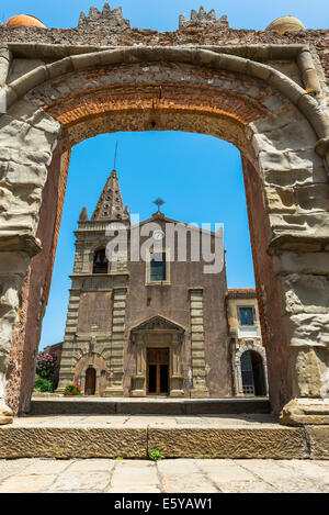 Vue d'un couvent de Saint Agostiniano grâce à une arche de pierre à Forza d'Agro, Sicile Banque D'Images