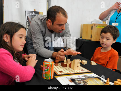 Les jeunes de recevoir des instructions sur la manière de jouer un jeu Banque D'Images