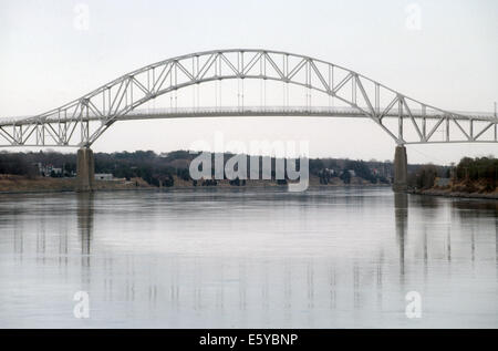 Sagamore, Massachusetts, USA. 8e août, 2014. Architecture - Ponts - Le Sagamore Bridge dans le Massachusetts, Sagamore U.S. Route 6 porte sur la Cape Cod Cape Cod Canal, la connexion avec le continent du Massachusetts. Le pont, avec son frère, le pont de Bourne, a été construit dès 1933 par l'Administration des travaux publics pour le U.S. Army Corps of Engineers, qui exploite à la fois les ponts et le canal. Les deux ponts transporter quatre voies de circulation sur une 616 pieds (188 m), avec une travée principale de 135 pieds (41 m) navire de déminage. Ils ont ouvert à la circulation le 22 juin 1935. En mars 2013 Banque D'Images