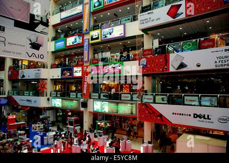 Singapour : Atrium intérieur bordé d'électronique, ordinateur, appareil photo et magasins à la galerie marchande numérique Funan célèbre * Banque D'Images