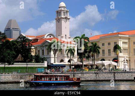 Singapour : un bateau d'excursion sur la rivière Singapour passe le Asian Civilisations Museum et Théâtre Victoria * tour de l'horloge Banque D'Images