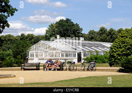 Glasshouse, Chiswick House Gardens avec les cyclistes assis sur un banc, London Borough of London, England Angleterre UK Banque D'Images