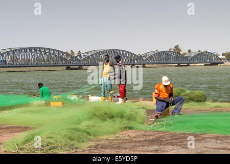 Pirogue (bateau de pêche) et pont Faidherbe traversant le fleuve Sénégal, Saint-Louis, Sénégal Banque D'Images