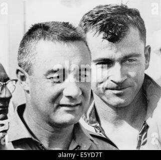 Les astronautes de la NASA Virgil 'Gus Grissom et John Young', à l'achèvement de la Mission spatiale Gemini 3, Portrait, 1965 Banque D'Images