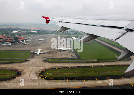 Randonnées loin de Jakarta, voilé à bord Indonésie AirAsia Airbus A320. Banque D'Images