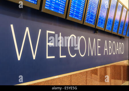 Des panneaux d'information de vol de Delta Airlines air bienvenue les voyageurs se rendant à Atlanta International Airport, l'aéroport le plus achalandé au monde. Banque D'Images
