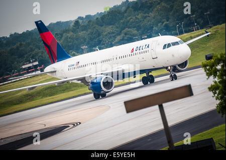 Delta Airlines passenger jet sur la voie de circulation à Atlanta International Airport, l'aéroport le plus achalandé au monde. Atlanta, Géorgie. (USA) Banque D'Images