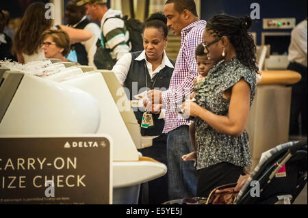 Aider les employés de Delta Airlines à reposer les bornes d'enregistrement en à Atlanta International Airport (aéroport le plus achalandé du monde). Banque D'Images