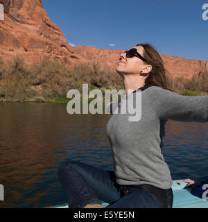 Femme assise sur un bateau, le Colorado River, Glen Canyon National Recreation Area, Arizona-Utah, USA Banque D'Images