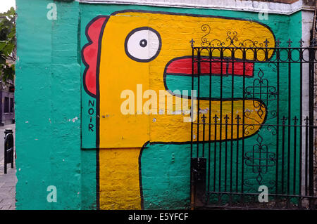 Graffiti sur mur et porte de fer à Shoreditch, London Banque D'Images