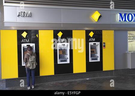 Rangée de Cmmonwealth la banque ATM'S à Circular Quay railway station/ferry terminus,Sydney, Australie Banque D'Images