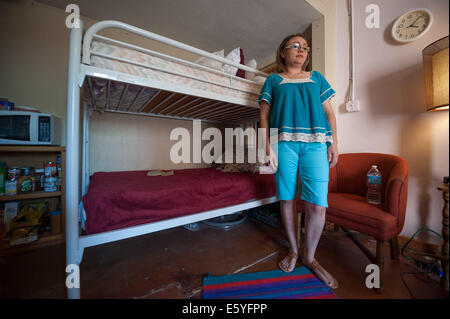 Tucson, Arizona, USA. 8e août, 2014. ROSA ROBLES LORETO, une mère de deux sans-papiers qui a vécu à Tucson (Arizona) pour près de 10 ans, a pris refuge à l'Église presbytérienne Southside à Tucson après l'Immigration and Customs Enforcement a ordonné son expulsion suite à un arrêt de la circulation de 2010. Selon son avocat, elle répond aux normes de glace 2011 de clémence. A commencé la presbytérienne Southside tendance nationale des sanctuaires religieux dans les années 1980, et de Loreto est la deuxième personne cette année pour prendre refuge à l'église. Elle restera jusqu'à ce qu'elle est eithe Banque D'Images