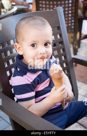 Portrait of a cute toddler eating an ice cream cone Banque D'Images