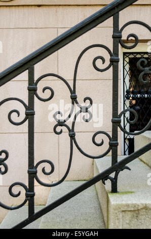 Volutes en fer forgé sur une balustrade à Savannah, Géorgie Banque D'Images