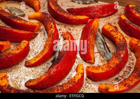 Tranches de citrouille épicée et grillée sur bac de cuisine close up Banque D'Images