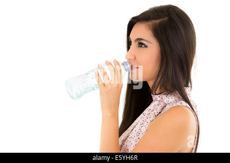 Belle jeune fille de l'eau potable à partir d'une bouteille en plastique Banque D'Images