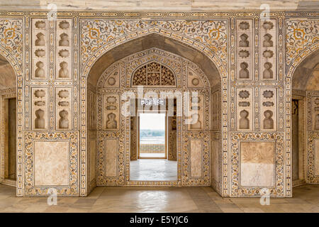 Décorées en cadres muraux gate et porte au Palais du Fort d'Agra en Inde. Alcôves et jaune rouge vert dans la mise en œuvre de la Roya Banque D'Images