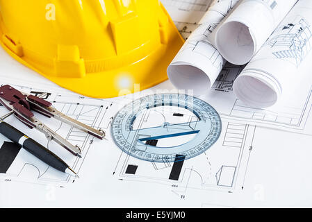 Avec les bleus, ingénieur worplace boussole, stylo, rapporteur et un casque de sécurité Banque D'Images