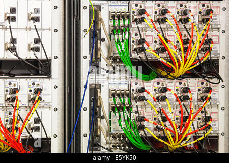 Un labyrinthe de câbles électriques à code couleur de la mise sous tension de l'équipement scientifique dans un laboratoire de recherche. Banque D'Images