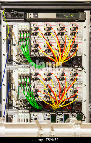 Un labyrinthe de câbles électriques à code couleur de la mise sous tension de l'équipement scientifique dans un laboratoire de recherche. Banque D'Images