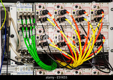 Un labyrinthe de câbles électriques à code couleur de la mise sous tension de l'équipement scientifique dans un laboratoire de recherche. Banque D'Images