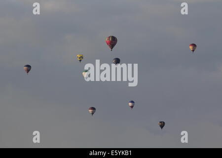 Bristol, Royaume-Uni. 9 Août, 2014. Montgolfières volant dans le Bristol Balloon Fiesta en Bristol, le samedi 9 août 2014 Photo : Samuel Taylor/Alamy Live News Banque D'Images