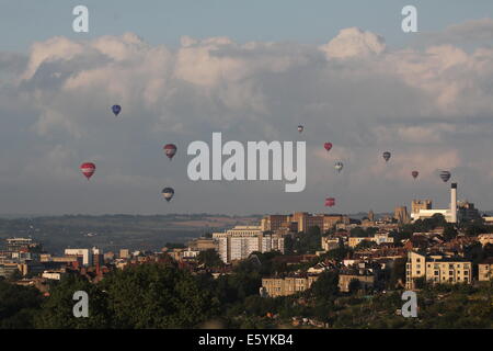 Bristol, Royaume-Uni. 9 Août, 2014. Montgolfières décoller de Ashton Court au Bristol Balloon Fieata à Bristol, Royaume Uni, avec l'université, la tour Cabot et le centre de Bristol en vue le samedi 9 août 2014 Photo : Samuel Taylor/Alamy Live News Banque D'Images