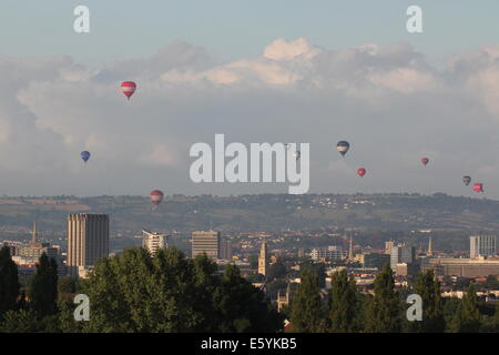 Bristol, Royaume-Uni. 9 Août, 2014. Montgolfières décoller sur le centre-ville de Bristol et Broadmead de Ashton Court au Bristol Balloon Fieata en Bristol, le samedi 9 août 2014 Photo : Samuel Taylor/Alamy Live News Banque D'Images