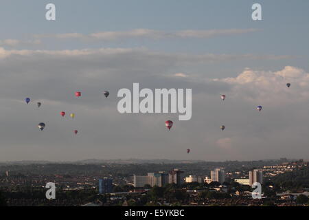 Bristol, Royaume-Uni. 9 Août, 2014. Montgolfières en vol au-dessus du quartier d'Easton au Bristol Balloon Fiesta en Bristol, le samedi 9 août 2014 Photo : Samuel Taylor/Alamy Live News Banque D'Images