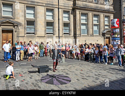 Interprète entouré par les visiteurs de l'Edinburgh Fringe Festival en 2014 le Royal Mile Edinburgh Scotland Banque D'Images