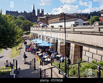 Entrée de la National Galleries of Scotland à Edimbourg avec les visiteurs appréciant la nourriture et boisson au restaurant pendant festival Banque D'Images