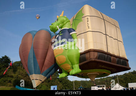 Bristol, Royaume-Uni. 8 Août, 2014. La bataille de ballons à la Bristol International Balloon Fiesta Crédit : Keith Larby/Alamy Live News Banque D'Images