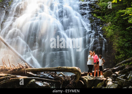 Prendre la famille en face de selfies Crabtree Falls, Blue Ridge Park, NC, USA Banque D'Images