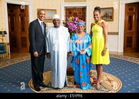 Le président américain Barack Obama et la Première Dame Michelle Obama posent avec Ibrahim Boubacar Ke•ta, Président de la République du Mali, et sa femme•ke ta Aminata Maïga, dans la salle bleue de la Maison blanche avant le Sommet des dirigeants des États-Unis-Afrique le dîner du 5 août, 2014 à Washington, DC. Banque D'Images